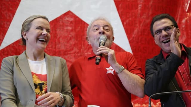 Lula discursando com microfone em evento do Partido dos Trabalhadores