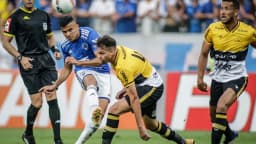 Jogadores do Criciúma, de amarelo e preto, disputam lance em partida da Série B