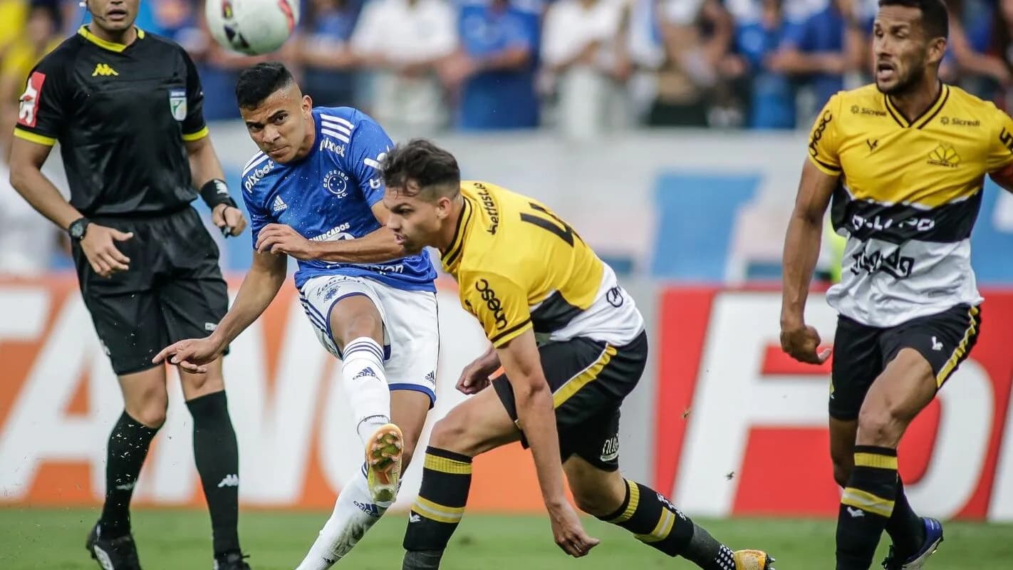Jogadores do Criciúma, de amarelo e preto, disputam lance em partida da Série B