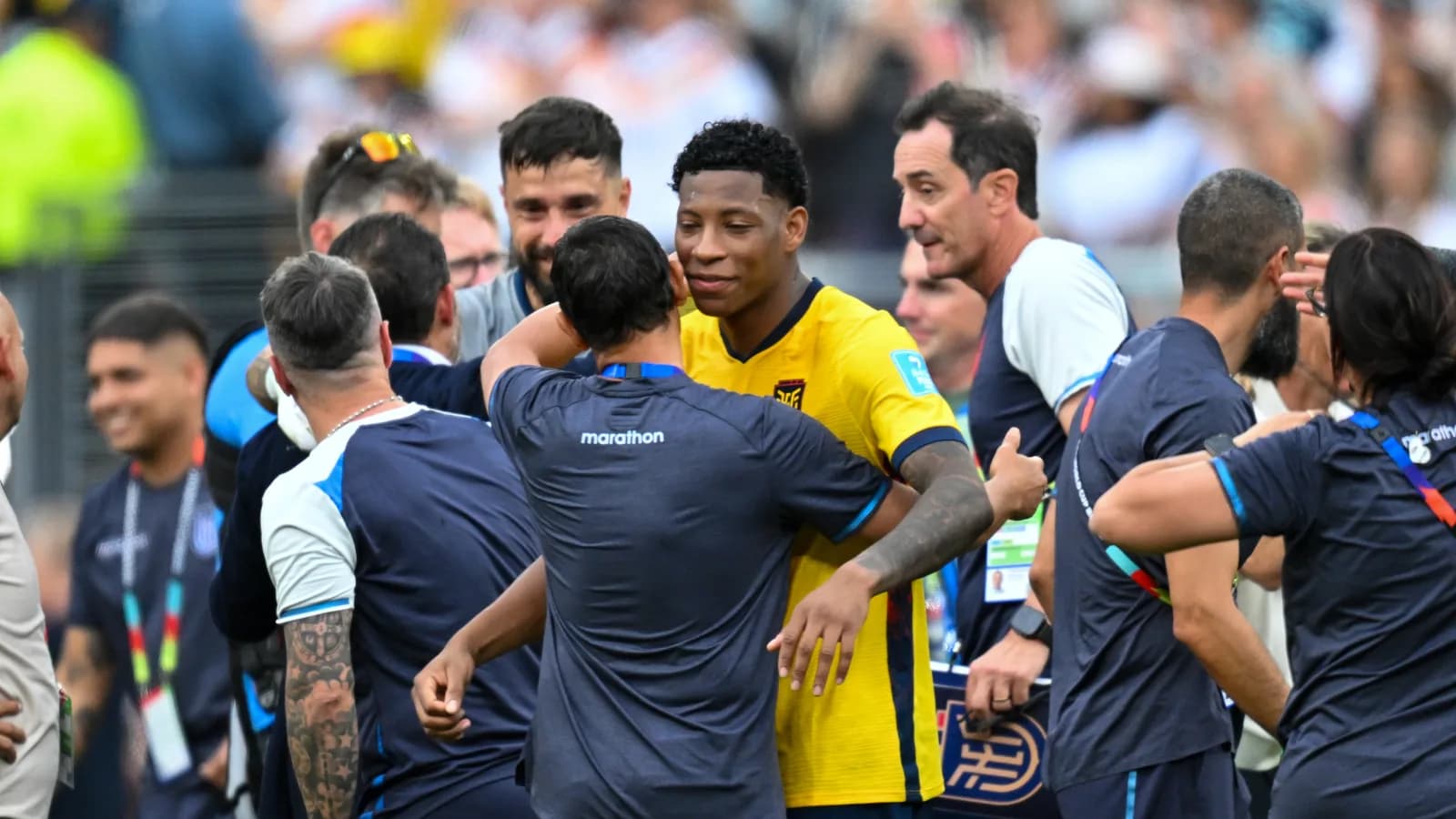 Gonzalo Plata, com a camisa do Equador, é abraçado por integrantes da comissão técnica