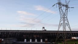Torre de transmissão de energia elétrica contra o céu (foto de arquivo)