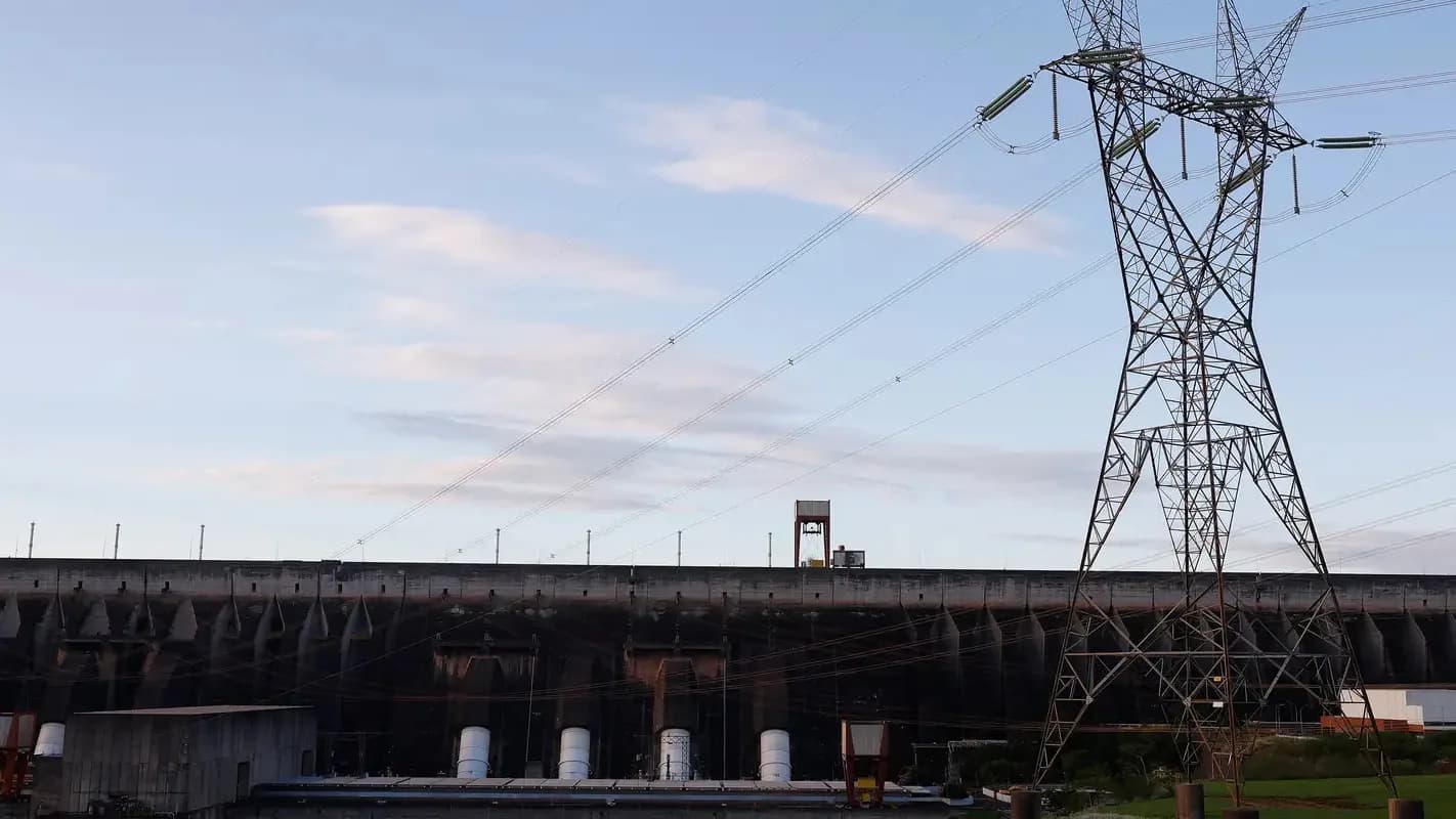 Torre de transmissão de energia elétrica contra o céu (foto de arquivo)