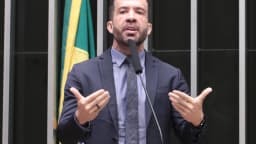 O deputado federal André Janones discursa no plenário da Câmara dos Deputados
