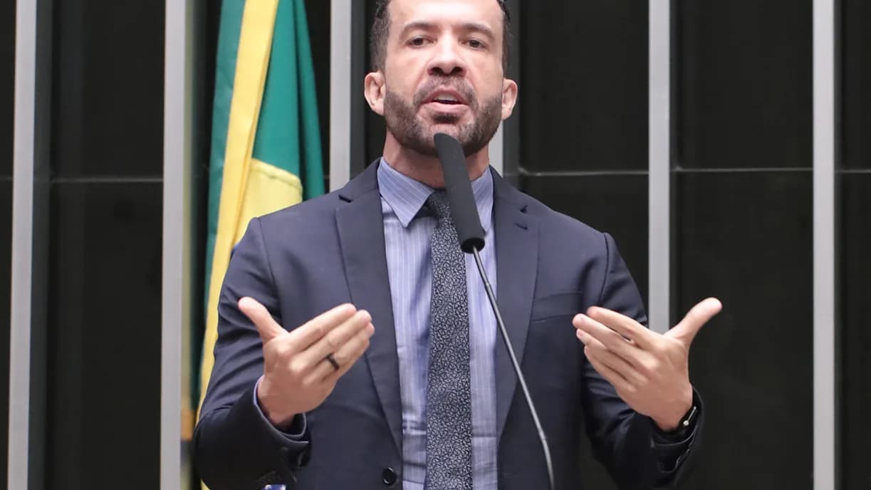 O deputado federal André Janones discursa no plenário da Câmara dos Deputados