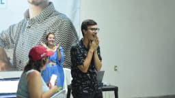 Pessoas acompanham juntas a apuração de votos em uma eleição