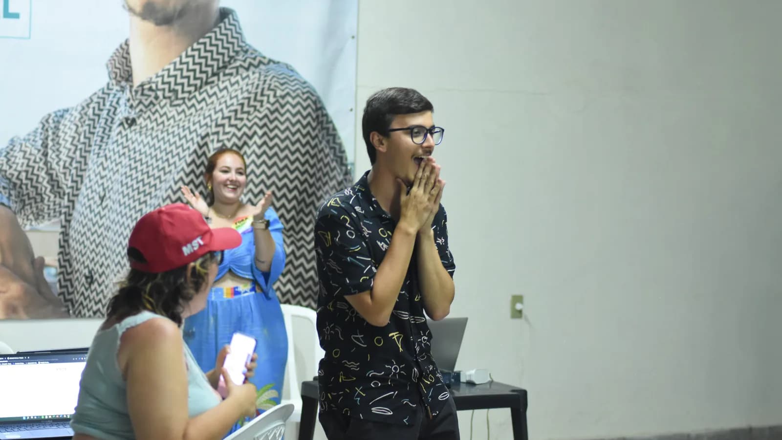 Pessoas acompanham juntas a apuração de votos em uma eleição