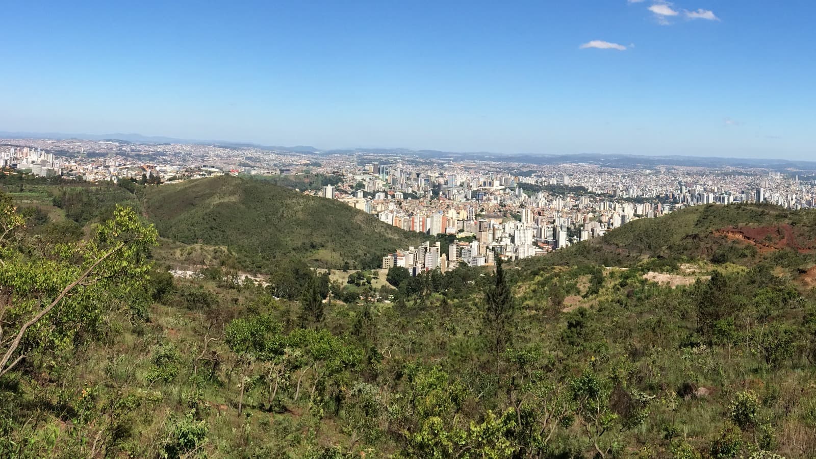 Imagem de arquivo: vista da vegetação da Serra do Curral, com a área urbana de Belo Horizonte ao fundo, em dia de céu azul