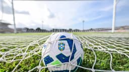 Bola oficial da CBF presa na rede do gol, em estádio de futebol, foto de arquivo