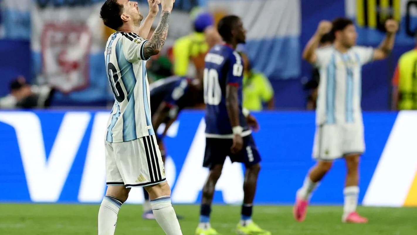 Lionel Messi comemora em jogo pela seleção argentina