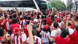 Torcida do Náutico reunida em frente ao ônibus do time no Estádio dos Aflitos, em foto de arquivo