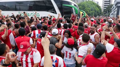 Torcida do Náutico reunida em frente ao ônibus do time no Estádio dos Aflitos, em foto de arquivo