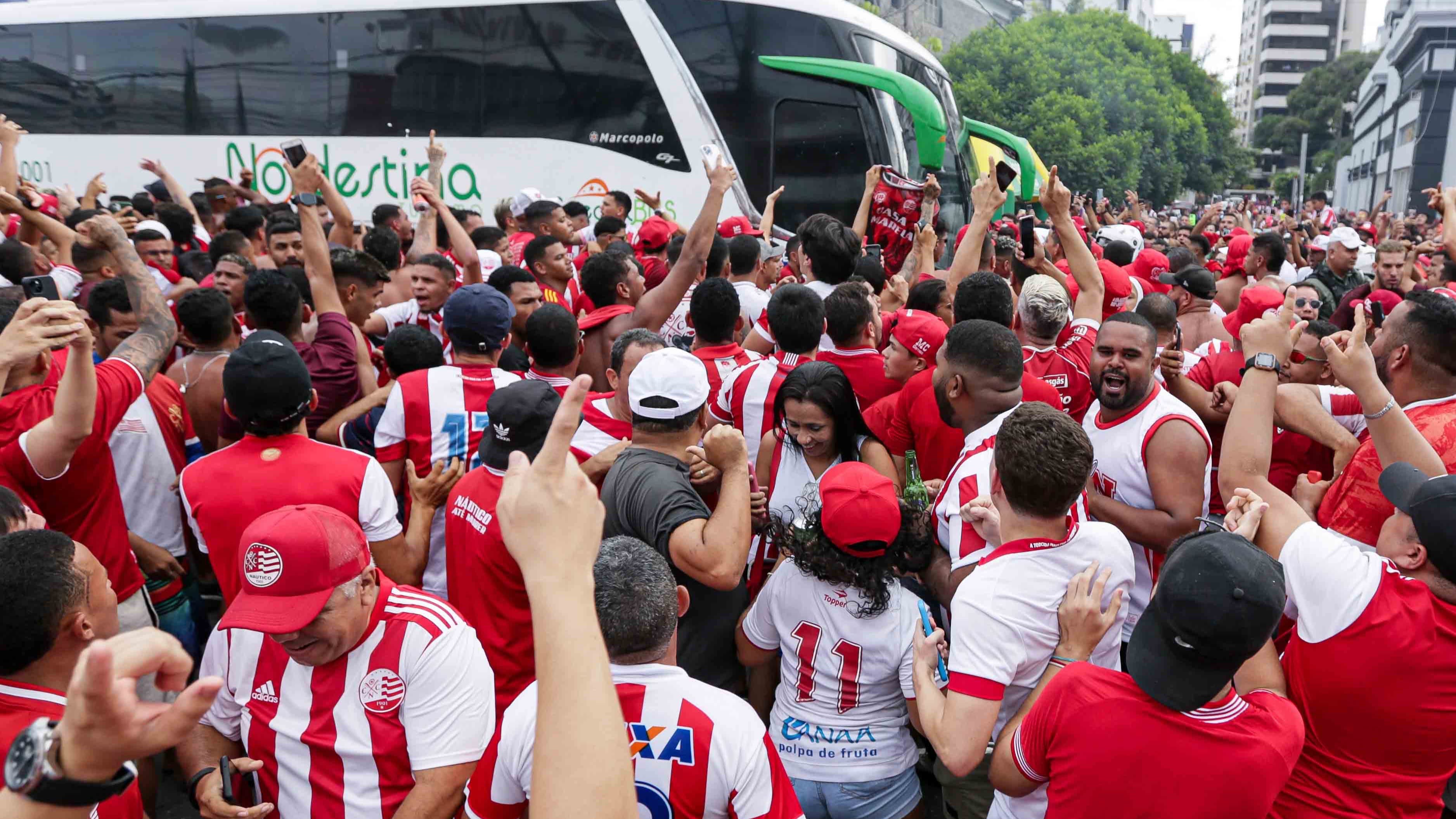 Torcida do Náutico reunida em frente ao ônibus do time no Estádio dos Aflitos, em foto de arquivo