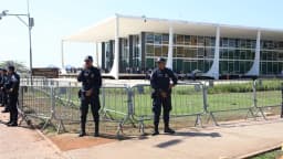 Policiamento reforçado em frente ao prédio do STF, em Brasília