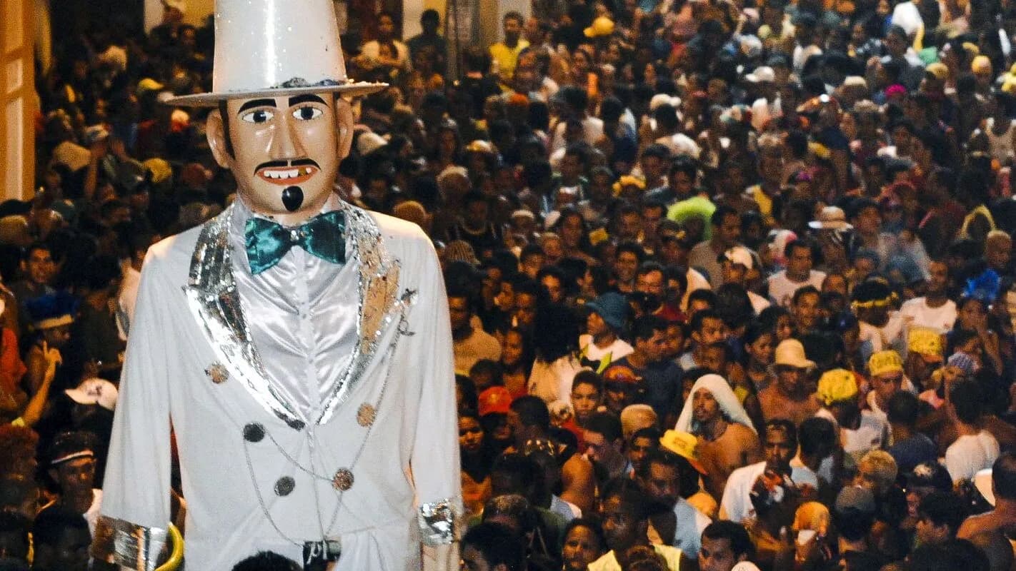 Multidão de foliões durante o Carnaval do Nordeste (foto de arquivo, contexto)
