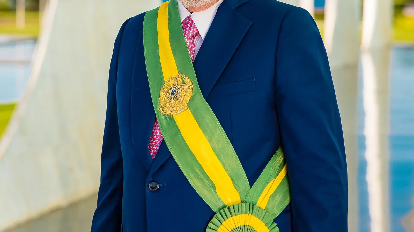 Foto oficial do presidente Luiz Inácio Lula da Silva, com a faixa presidencial
