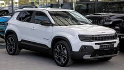 Jeep Avenger branco exposto em concessionária, modelo que chega às lojas brasileiras em 20 de agosto