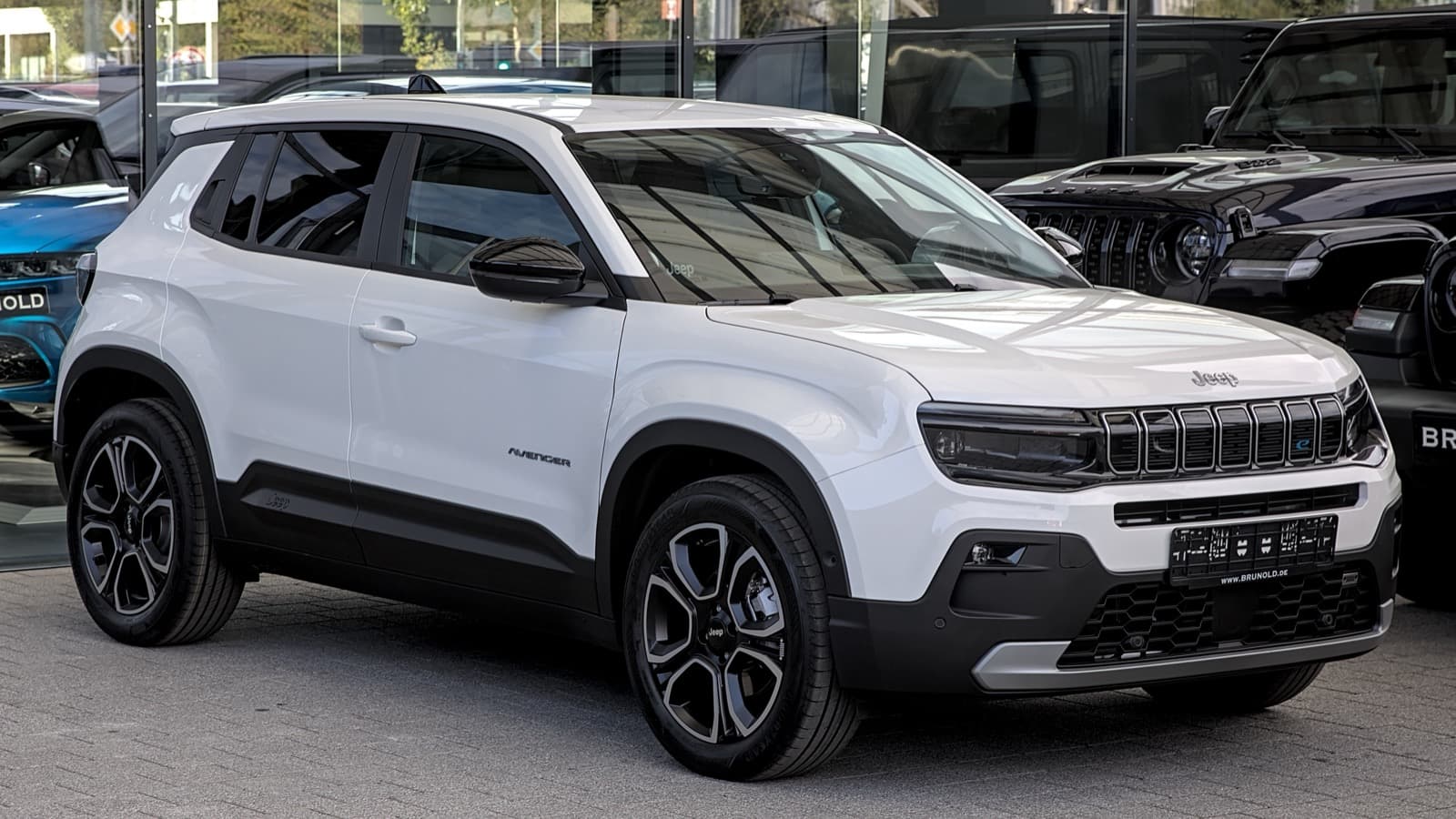 Jeep Avenger branco exposto em concessionária, modelo que chega às lojas brasileiras em 20 de agosto