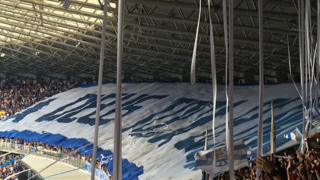 Torcida do Cruzeiro com bandeiras azuis e brancas na arquibancada do Mineirão