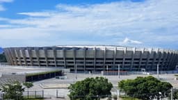 Vista externa do estádio Mineirão, em Belo Horizonte, em dia de céu azul, com a arquibancada de concreto e as colunas da fachada em destaque. Foto de arquivo.