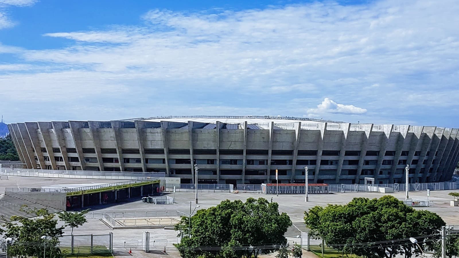 Vista externa do estádio Mineirão, em Belo Horizonte, em dia de céu azul, com a arquibancada de concreto e as colunas da fachada em destaque. Foto de arquivo.