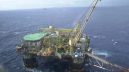 Plataforma de petróleo brasileira em alto-mar