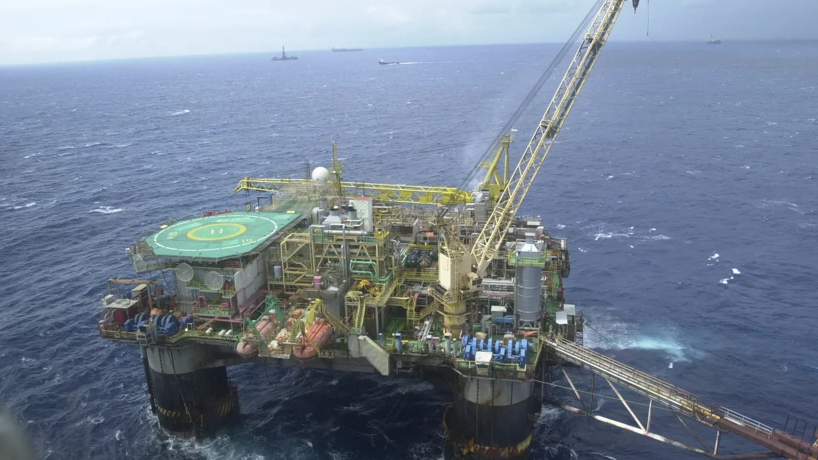 Plataforma de petróleo brasileira em alto-mar