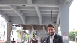 Gabriel Azevedo (MDB), um dos 11 candidatos ao governo de Minas Gerais, em foto pessoal de arquivo ao lado de uma bicicleta