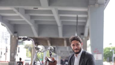 Gabriel Azevedo (MDB), um dos 11 candidatos ao governo de Minas Gerais, em foto pessoal de arquivo ao lado de uma bicicleta
