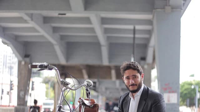 Gabriel Azevedo (MDB), um dos 11 candidatos ao governo de Minas Gerais, em foto pessoal de arquivo ao lado de uma bicicleta
