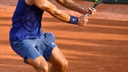 Carlos Alcaraz em quadra de saibro durante partida no Roland Garros