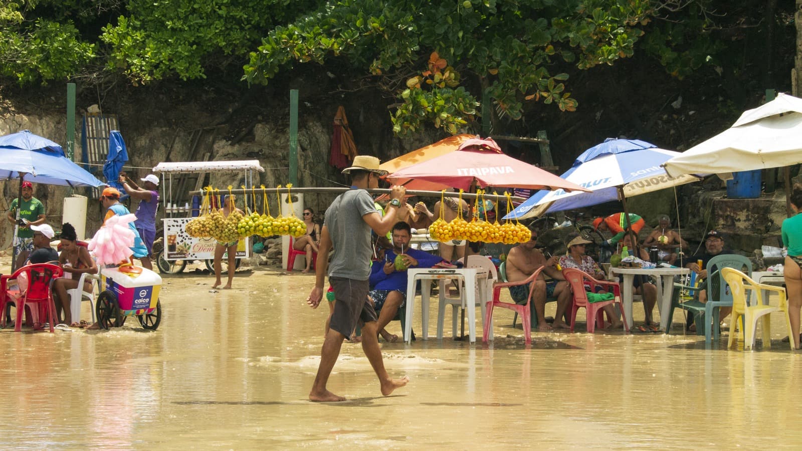 Vendedor ambulante em praia; foto de arquivo que ilustra trabalhador informal, público-alvo do programa