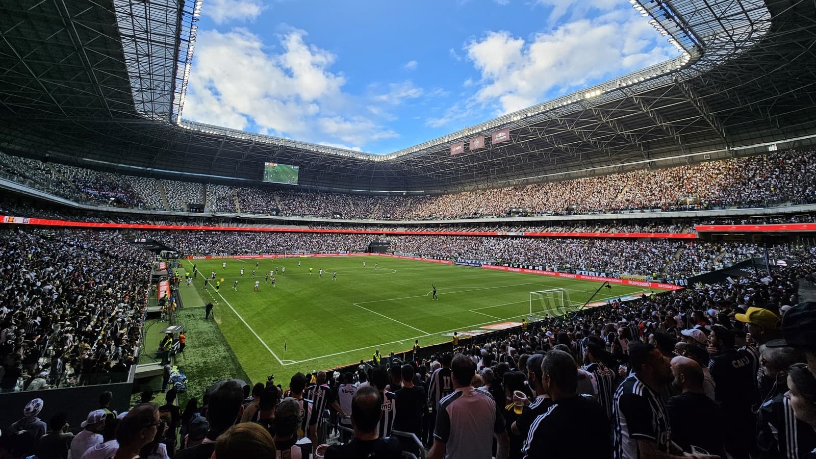 Arena MRV lotada durante partida do Atlético, com torcida nas arquibancadas e jogadores em campo; imagem de arquivo de junho de 2024