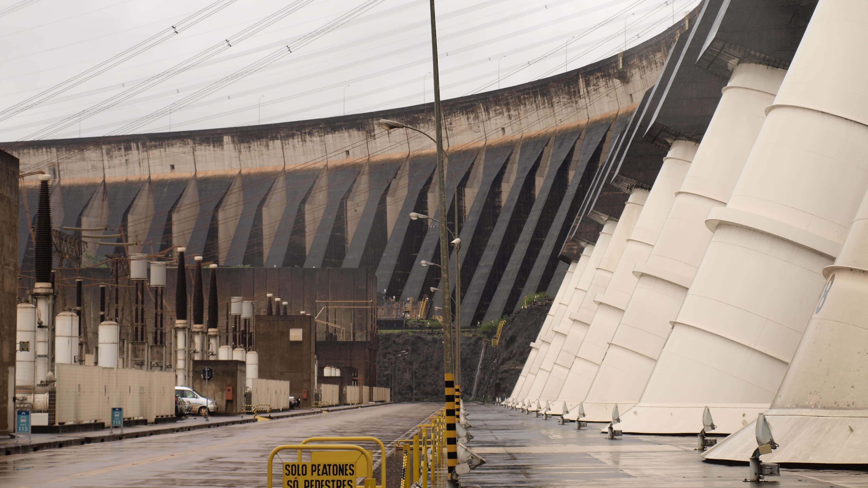 Vista da Usina Hidrelétrica Binacional de Itaipu, com a estrutura de concreto da barragem e os vertedouros