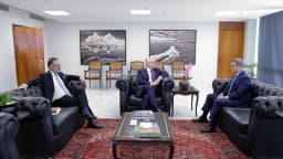 Ministro André Mendonça (centro) durante reunião no STF com o presidente da Corte e o professor Ricardo Campos (foto de arquivo, junho de 2026)