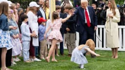 Presidente Donald Trump acena em evento na Casa Branca