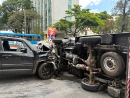 Jeep Renegade com a frente destruída ao lado de caminhão-baú tombado após colisão em cruzamento de Belo Horizonte