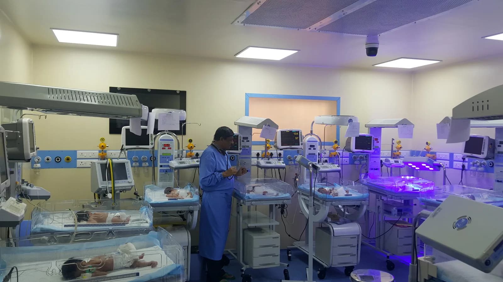 Unidade de terapia intensiva neonatal, com incubadoras e equipe médica (imagem ilustrativa)