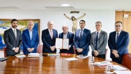 Lula, cercado por ministros, segura documento assinado do Projeto de Lei Antifacção em reunião no Planalto
