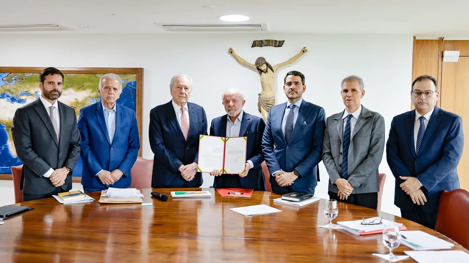 Lula, cercado por ministros, segura documento assinado do Projeto de Lei Antifacção em reunião no Planalto