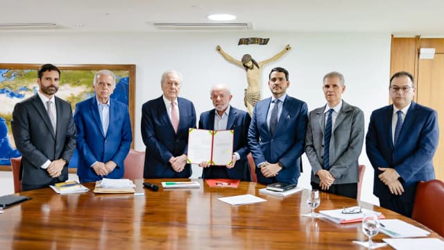Lula, cercado por ministros, segura documento assinado do Projeto de Lei Antifacção em reunião no Planalto