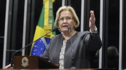 Senadora discursa à tribuna no plenário do Senado Federal, em foto de arquivo