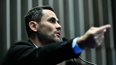 O senador Cleitinho Azevedo discursa à tribuna do plenário do Senado, apontando o dedo em riste enquanto fala ao microfone; imagem de arquivo de abril de 2025