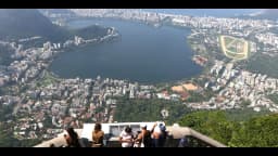 Turistas observam vista da Lagoa Rodrigo de Freitas do mirante do Corcovado, no Rio de Janeiro