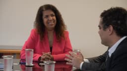 O governador do Piauí, Rafael Fonteles, conversa em reunião ao lado de outras duas pessoas