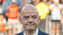 Gianni Infantino, presidente da Fifa, em campo durante a final da Copa do Mundo de 2026, com torcida ao fundo