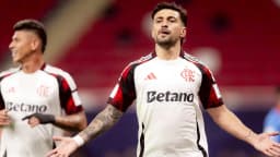 Giorgian de Arrascaeta comemora gol com a camisa do Flamengo (foto de arquivo)