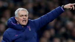 O técnico português José Mourinho orienta a equipe durante partida
