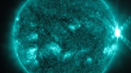 Imagem de satélite mostra explosão solar brilhante na borda do Sol (foto ilustrativa de arquivo)