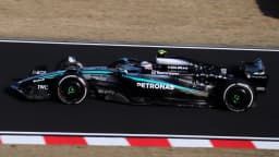 Carro da Mercedes de Kimi Antonelli em ação na pista durante treino livre de Fórmula 1