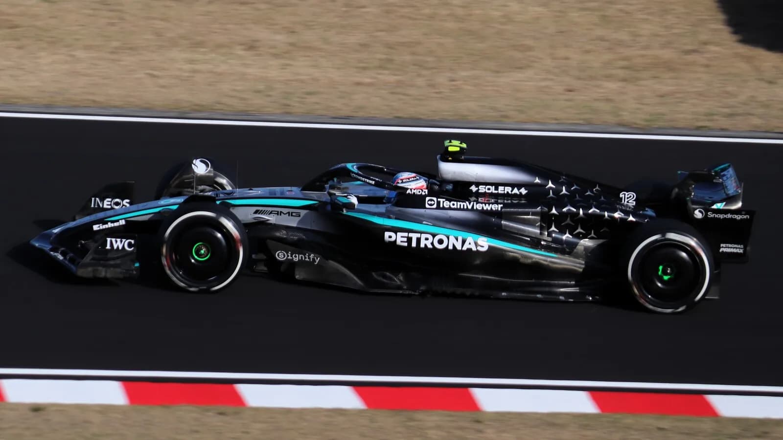 Carro da Mercedes de Kimi Antonelli em ação na pista durante treino livre de Fórmula 1
